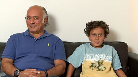 Vater und Sohn sitzen auf dem Sofa