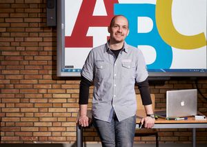 Matthias Sannmann steht vor einem großen ABC-Logo an seinem Pult gelehnt