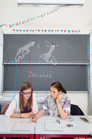 Zwei Schülerinnen am Schreibtisch
