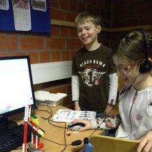 Ein Mädchen und ein Junge zusammen an einem Computer