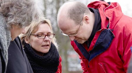 Henning Fietz zeigt ein paar Leuten die Steuerung der Drohne