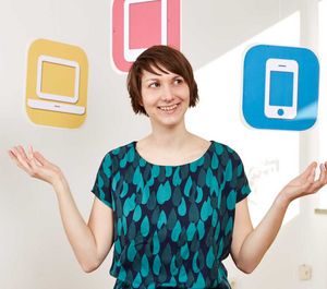 Mareike Thumel umgeben von Grafiken mit einem Smartphone, Tablet und Laptop