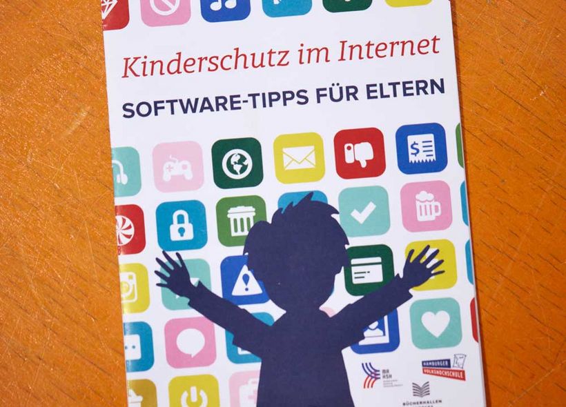 Cover mit der Aufschrift "Kinderschutz im Internet - Software-Tipps für Eltern"
