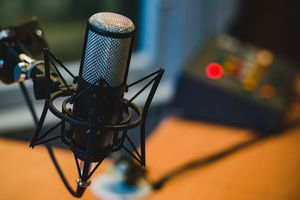 Symbolbild: ein Mikrofon wie es zum Aufnehmen von Podcasts verwendet wird