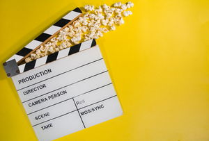 Symboldbild: Aus einer Filmklappe kommt Popcorn
