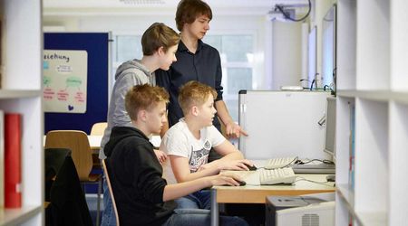 Drei Schüler sitzen an einem Computer, Foto: R. Schlossnickel