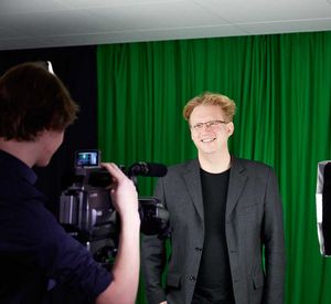 Michael Schwarz wird vor einem Greenscreen gefilmt