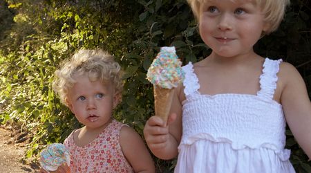 Zwei kleine Mädchen mit einem Eis in der Hand