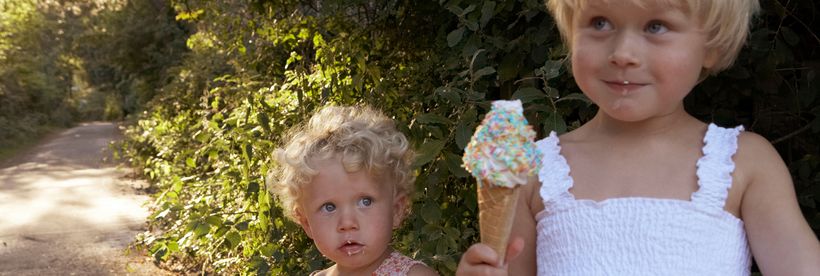 Zwei kleine Mädchen mit einem Eis in der Hand