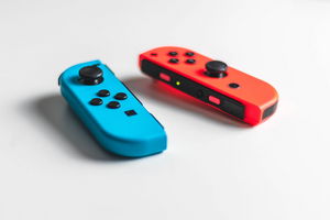 Zwei Controller für eine Nintendo Switch
