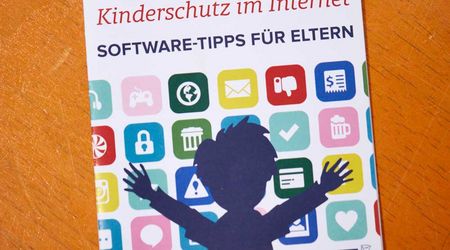 Cover mit der Aufschrift "Kinderschutz im Internet - Software-Tipps für Eltern"