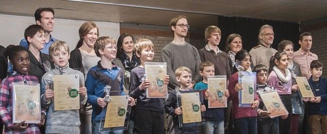 Schüler der Hamburger Internet-ABC-Schulen halten Ihre Auszeichnungen in den Händen, dahinter stehen die Lehrer